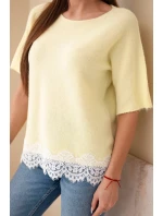 Dámsky sveter s krátkym rukávom a čipkou žltý
