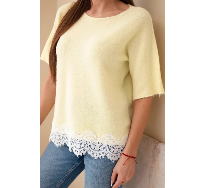Dámsky sveter s krátkym rukávom a čipkou žltý