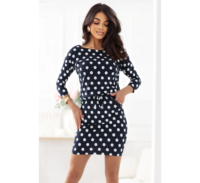 13-167 Športové šaty s viazaním a vreckami - tmavomodré s bielymi bodkami