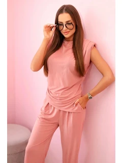 Elegantný dámsky set so širokými nohami a blúzkou s volánikmi tmavoružovej farby