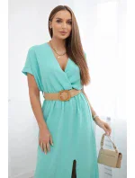 Dlhé šaty s ozdobným opaskom vo farbe svetlej mäty