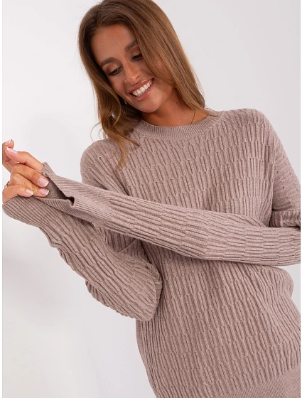 Sweter AT SW model 18895590 ciemny bezowy - FPrice Sweter AT SW model 18895590 ciemny bezowy - FPrice