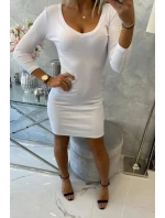 Priliehavé šaty s výstrihom bielej