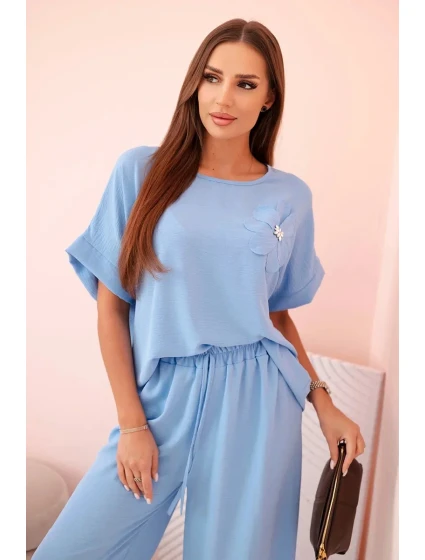 Dámska súprava z viskózy s ozdobným kvetom a širokými nohavicami - modrá