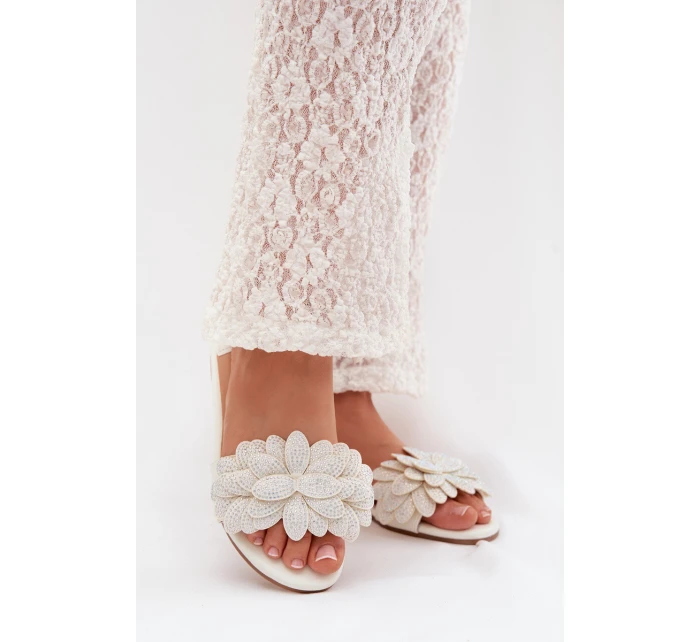 Dámské ploché s ozdobou bílé model 22032049 - Boto Dámské ploché s ozdobou bílé model 22032049 - Boto