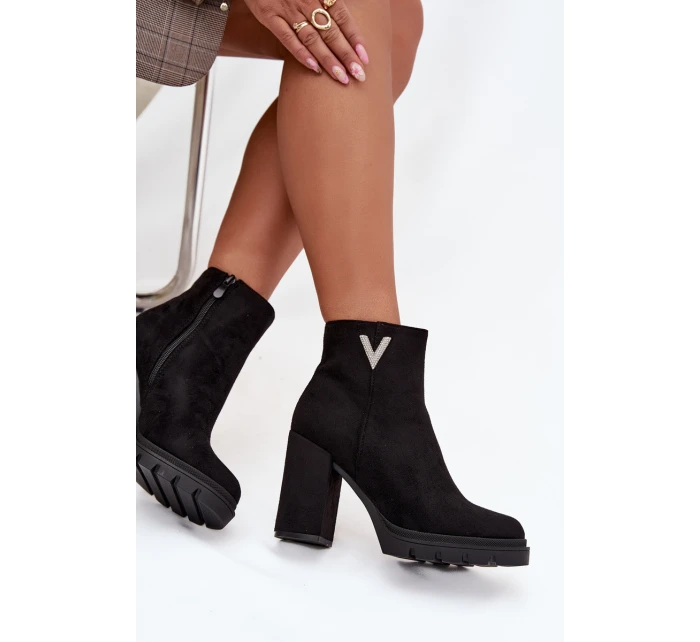 Botki Damskie Ocieplane Na Słupku Z Ozdobnym Detalem Czarne Briella Botki Damskie Ocieplane Na Słupku Z Ozdobnym Detalem Czarne Briella