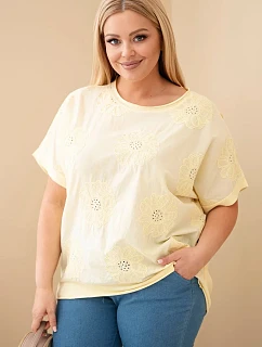 Dámská bavlněná halenka Plus Size s model 22092374 květinami žlutá - K-Fashion