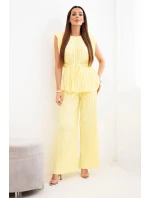 Dámska plisovaná súprava z viskózy s viazanou blúzkou a širokými nohavicami žltá