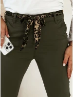 Dámské džínové kalhoty s páskem olivové Dstreet model 21981969 - FashionStreet