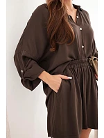 Dámske viskózové tričko s gombíkmi a voľnými šortkami hnedej farby