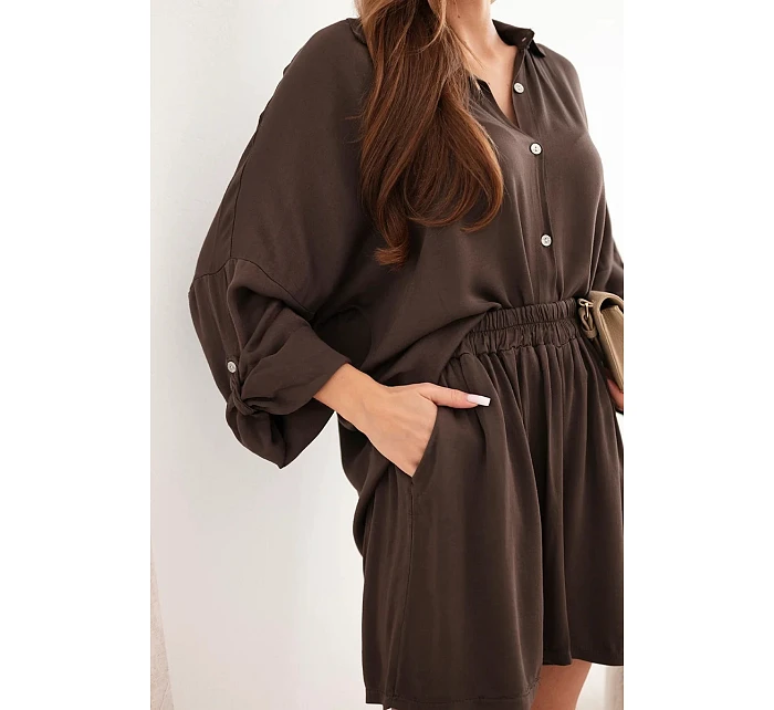 Dámske viskózové tričko s gombíkmi a voľnými šortkami hnedej farby