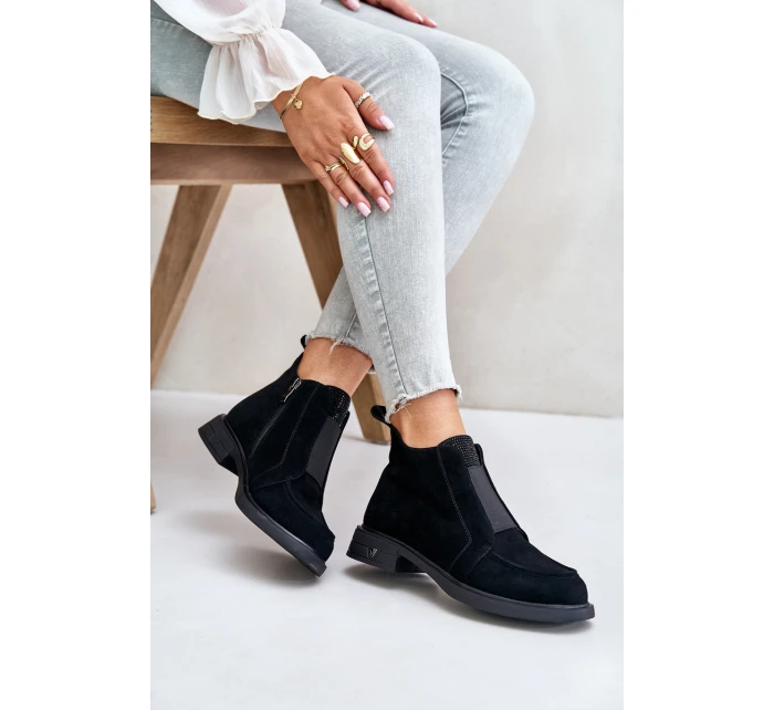 Semišové Nízké Boty Na Plochém Podpatku Zateplené D&A model 21674470 Černé - S.Barski Semišové Nízké Boty Na Plochém Podpatku Zateplené D&A model 21674470 Černé - S.Barski