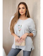 Blúzka s náhrdelníkom sivá