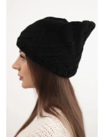 Dámska zimná čiapka s ozdobným úpletom a klasickým strihom K372 čierna