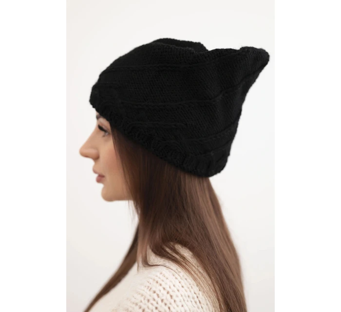 Dámska zimná čiapka s ozdobným úpletom a klasickým strihom K372 čierna