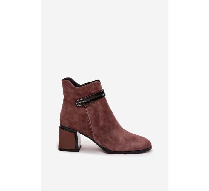 Semišové kožené dámské kotníkové boty na sloupku s ozdobným páskem zateplené model 21715538 Hnědé - D&A