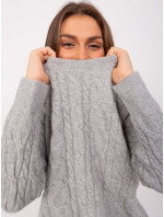 Šedý sveter s káblami a dlhými rukávmi