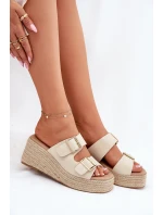 Klapki Damskie Na Koturnie Z Plecionką I Klamrami Beżowe Pasinea Klapki Damskie Na Koturnie Z Plecionką I Klamrami Beżowe Pasinea