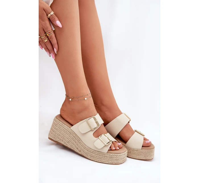 Klapki Damskie Na Koturnie Z Plecionką I Klamrami Beżowe Pasinea Klapki Damskie Na Koturnie Z Plecionką I Klamrami Beżowe Pasinea
