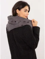 Šála AT SZ model 20595629 tmavě šedá - FPrice Šála AT SZ model 20595629 tmavě šedá - FPrice