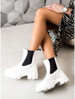 Dizajnové biele dámske členkové topánky na plochom podpätku