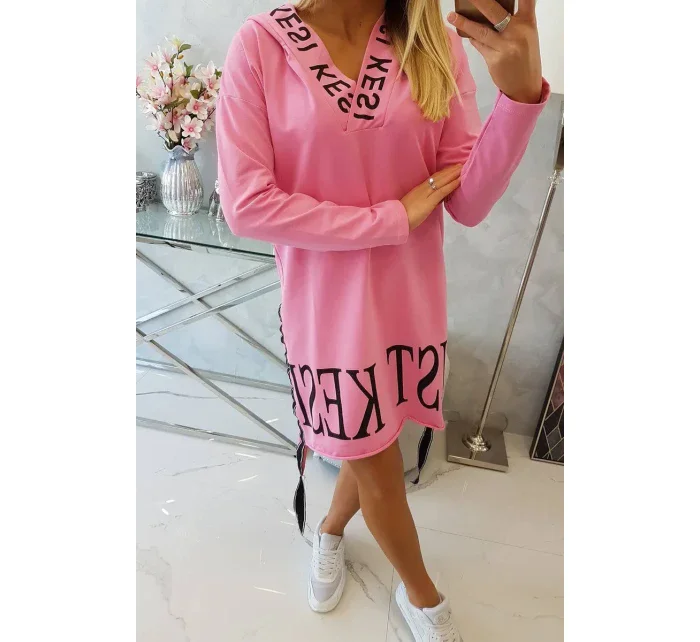 Svetloružové šaty s kapucňou a potlačou Svetloružové šaty s kapucňou a potlačou