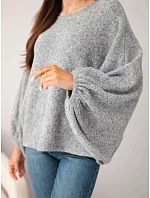 Svetr dámský s přídavkem model 22540754 oversize šedý - K-Fashion Svetr dámský s přídavkem model 22540754 oversize šedý - K-Fashion