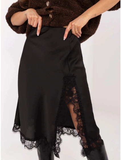 Černá saténová midi sukně s krajkou model 21756283 - Factory Price Černá saténová midi sukně s krajkou model 21756283 - Factory Price
