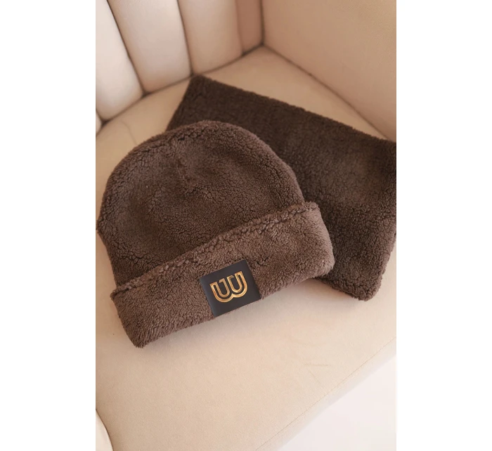 Dámska fleecová čiapka a nákrčník s ozdobnou aplikáciou hnedej farby Dámska fleecová čiapka a nákrčník s ozdobnou aplikáciou hnedej farby
