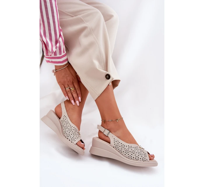 Dámské Kožené Sandály Na Klínu model 21695174 Béžové - VINCEZA Dámské Kožené Sandály Na Klínu model 21695174 Béžové - VINCEZA