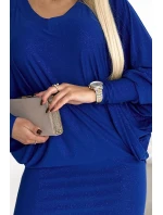 Dámské netopýří šaty v chrpové barvě s brokátem a s výstřihem model 19336361 - numoco Dámské netopýří šaty v chrpové barvě s brokátem a s výstřihem model 19336361 - numoco