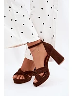 Dámské sandály na podpatku z imitace semiše čokoládové model 22107177 - Boto Dámské sandály na podpatku z imitace semiše čokoládové model 22107177 - Boto