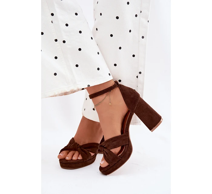 Dámské sandály na podpatku z imitace semiše čokoládové model 22107177 - Boto Dámské sandály na podpatku z imitace semiše čokoládové model 22107177 - Boto