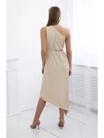 Plisované šaty s kvetom tmavo béžovej farby Plisované šaty s kvetom tmavo béžovej farby
