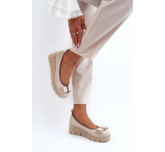 Kožené baleríny na platformě s ozdobou krémové Lewski model 21644614 - Boto