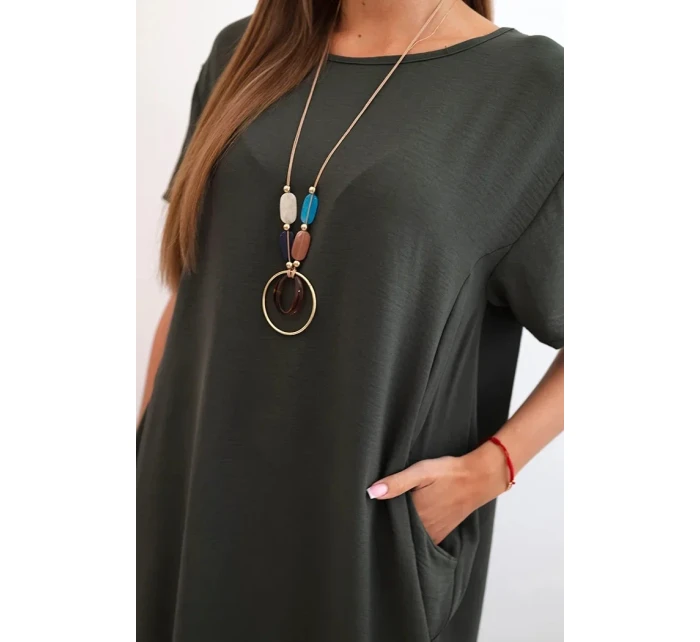 Šaty s kapsami a přívěskem khaki Šaty s kapsami a přívěskem khaki