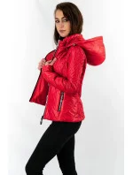 Krátka červená dámska prešívaná bunda s kapucňou (B9566)