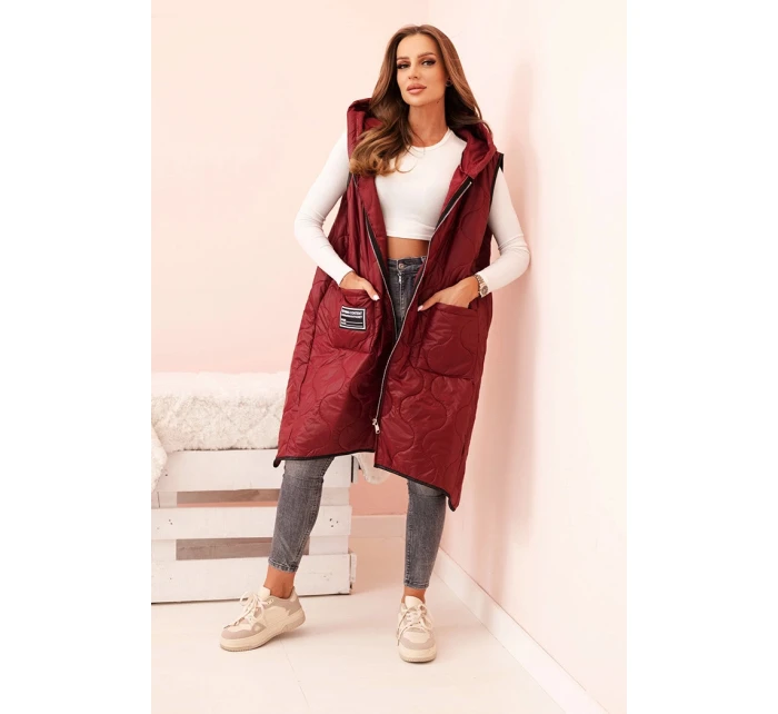 Dámska prešívaná vesta s kapucňou na zips v bordovej farbe