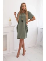 Dámské šaty s kapsami a přívěskem model 21154025 světlá khaki - Kesi Dámské šaty s kapsami a přívěskem model 21154025 světlá khaki - Kesi