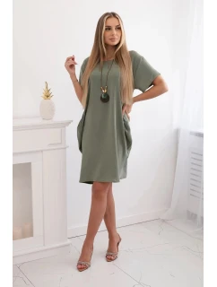 Dámské šaty s kapsami a přívěskem model 21154025 světlá khaki - Kesi