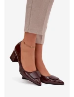 Lakované lodičky na podpatku s ozdobou čokoládové model 21752724 - Boto Lakované lodičky na podpatku s ozdobou čokoládové model 21752724 - Boto