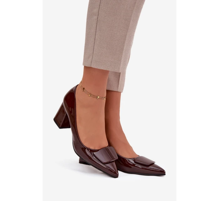 Lakované lodičky na podpatku s ozdobou čokoládové model 21752724 - Boto Lakované lodičky na podpatku s ozdobou čokoládové model 21752724 - Boto