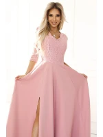 model 20982919 AMBER elegantní dlouhé krajkové šaty s výstřihem pudrově růžové - numoco