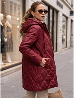 Kurtka damska przejściowa pikowana z kapturem bordowy model 22342158 - FashionStreet Kurtka damska przejściowa pikowana z kapturem bordowy model 22342158 - FashionStreet