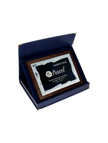 Plastový diplom s vygravírovaným kovovým štítkom + puzdro