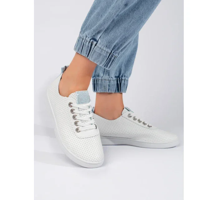 Krásné dámské bílé tenisky bez podpatku Krásné dámské bílé tenisky bez podpatku
