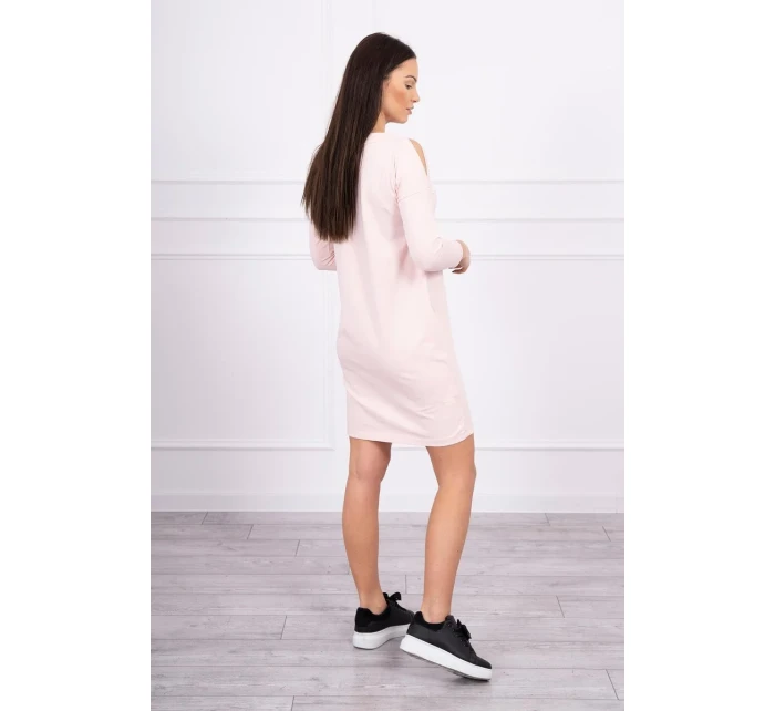 model 18744066 s pudrově růžovými šaty s potiskem - K-Fashion model 18744066 s pudrově růžovými šaty s potiskem - K-Fashion