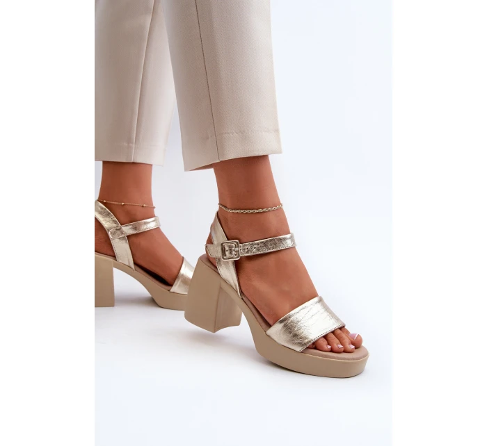 model 21655608 Dámské Kožené Sandály Na Klínu Zlaté - Zazoo
