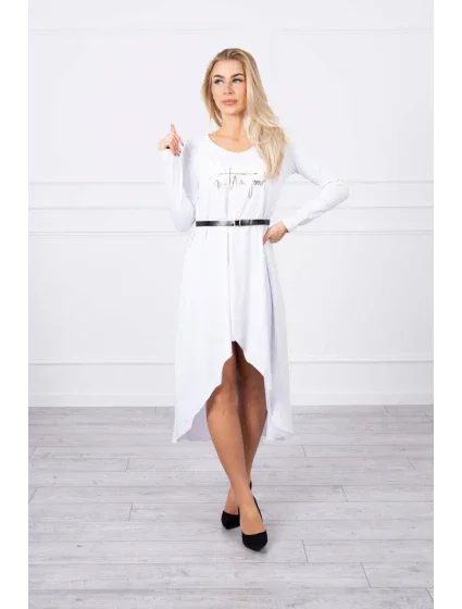 Šaty s ozdobným pásikom a nápismi bielej farby