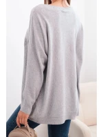 Dámsky sveter s dlhším chrbtom a vyrazenou hviezdou sivej farby
